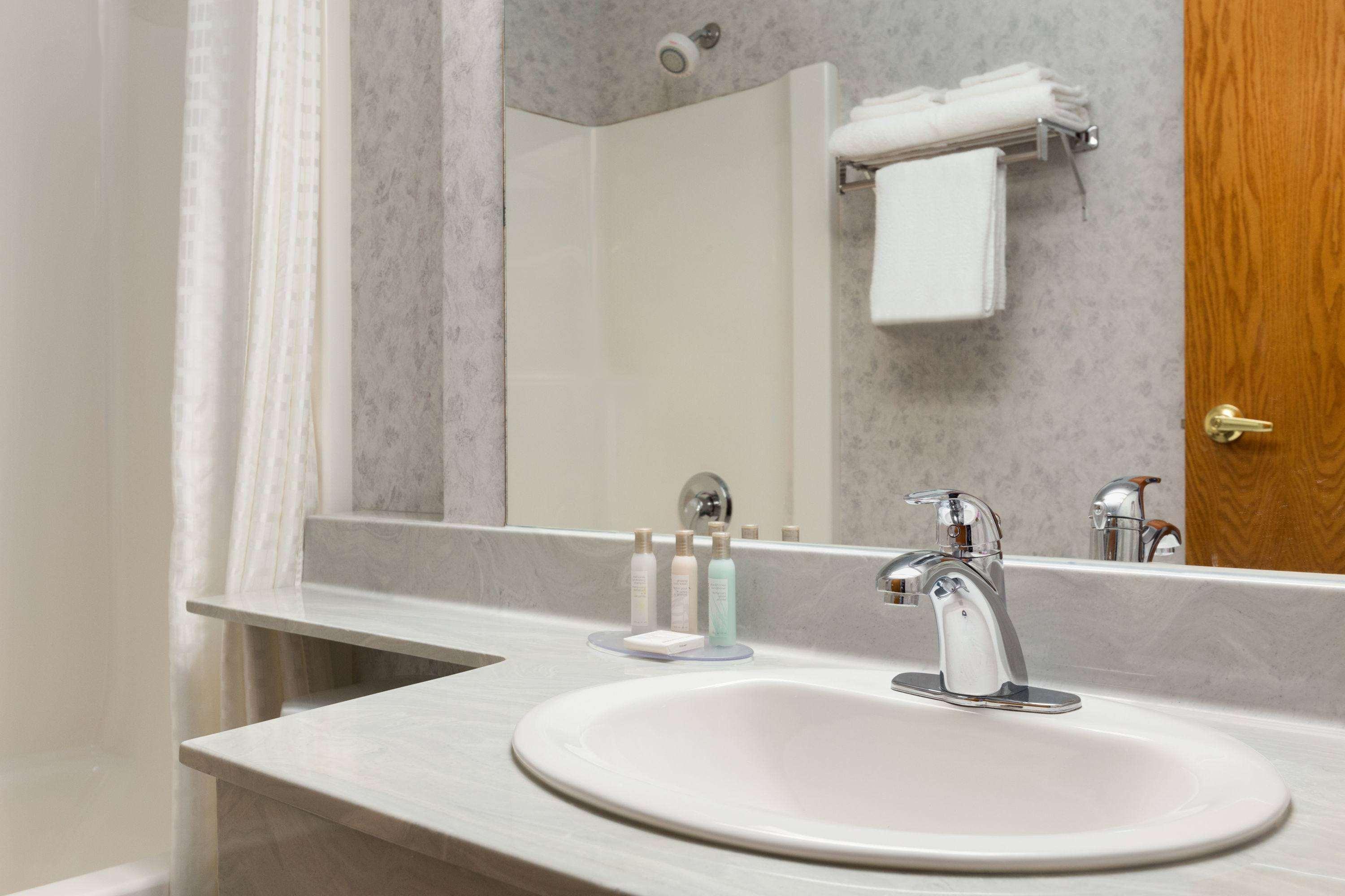 Travelodge By Wyndham Lloydminster Εξωτερικό φωτογραφία