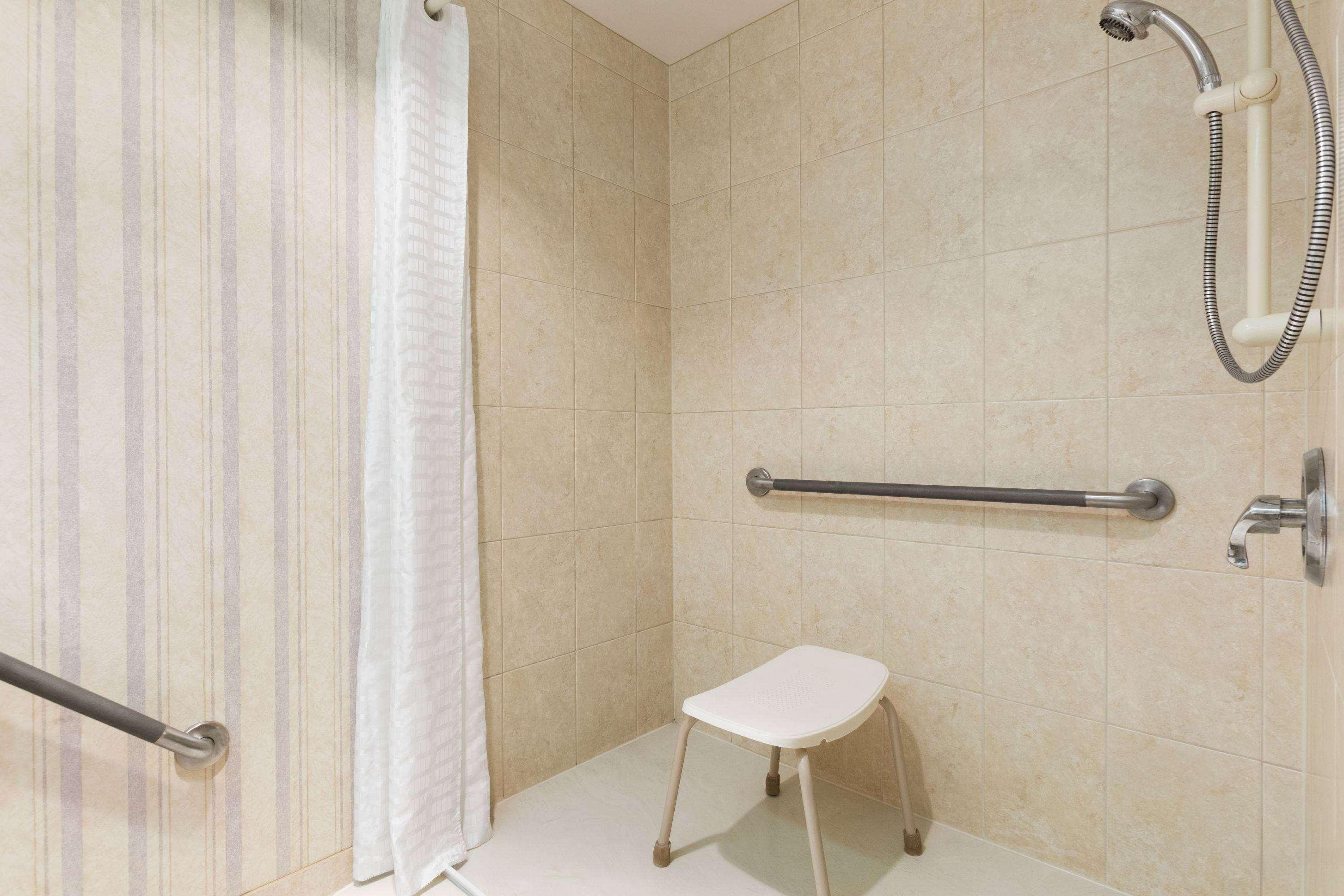 Travelodge By Wyndham Lloydminster Εξωτερικό φωτογραφία
