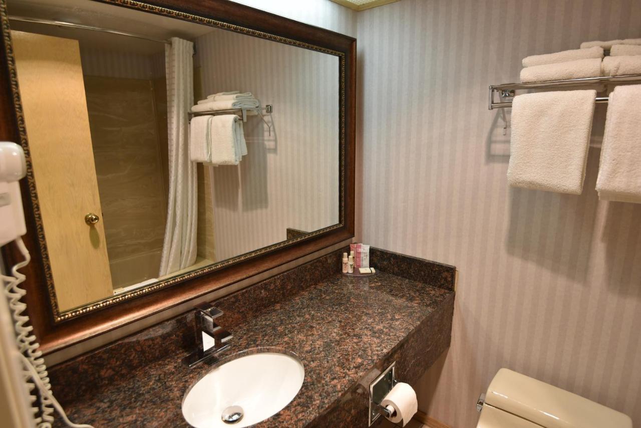 Travelodge By Wyndham Lloydminster Εξωτερικό φωτογραφία