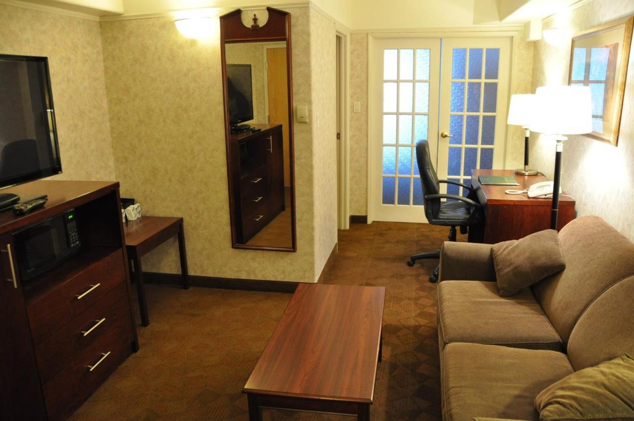 Travelodge By Wyndham Lloydminster Εξωτερικό φωτογραφία
