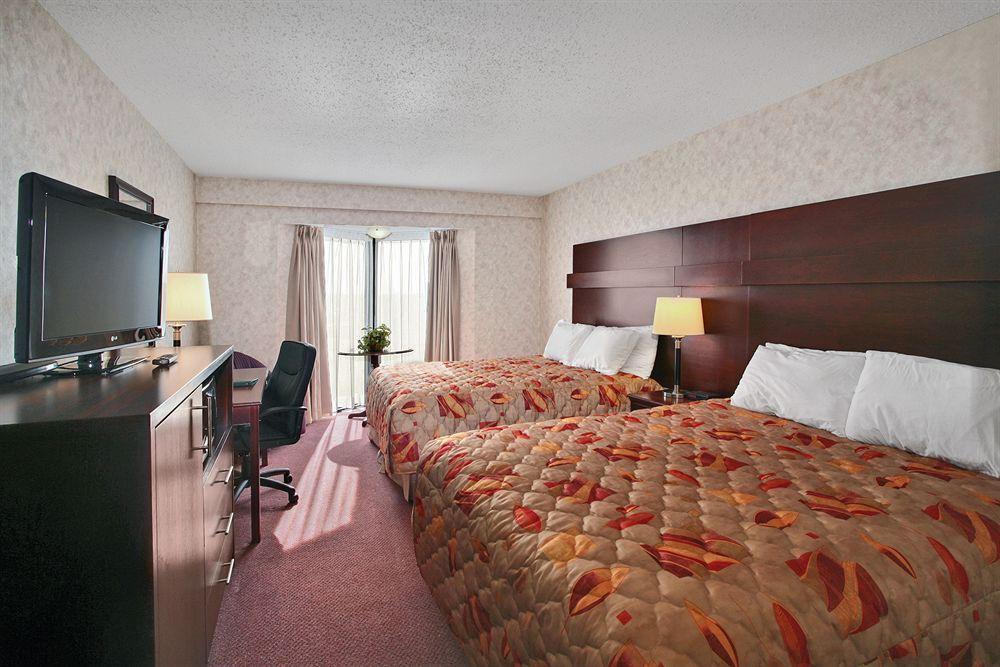Travelodge By Wyndham Lloydminster Εξωτερικό φωτογραφία