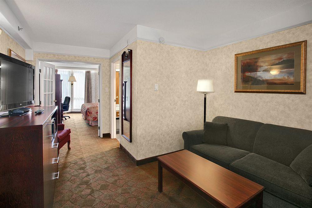 Travelodge By Wyndham Lloydminster Εξωτερικό φωτογραφία