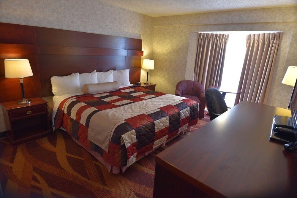 Travelodge By Wyndham Lloydminster Εξωτερικό φωτογραφία