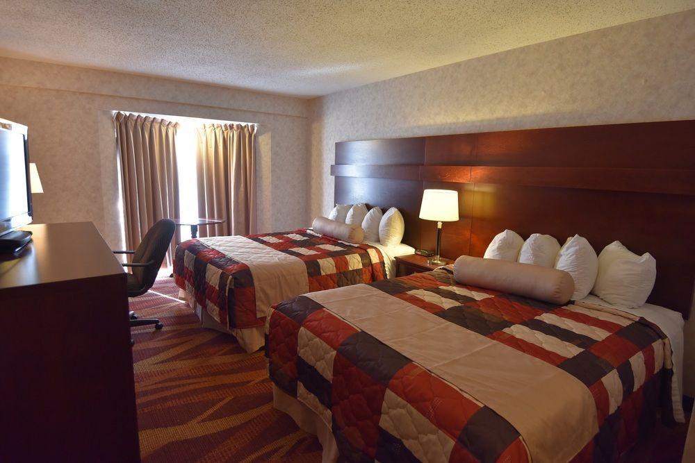 Travelodge By Wyndham Lloydminster Εξωτερικό φωτογραφία