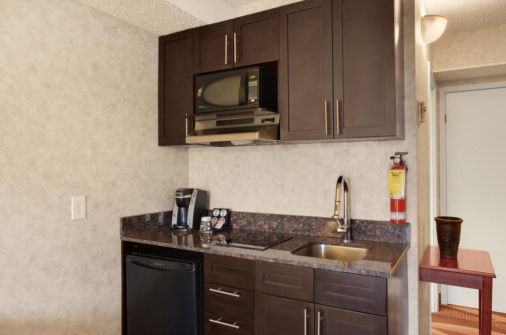 Travelodge By Wyndham Lloydminster Εξωτερικό φωτογραφία